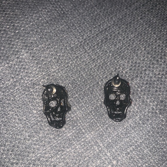 Red and white skull stud earrings - Picture 3 of 3
